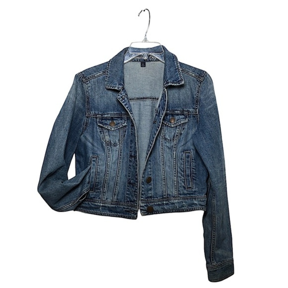 AEO Cotton Medium Blue Wash Distressed Pockets Button Down Cropped Jean Jacket M